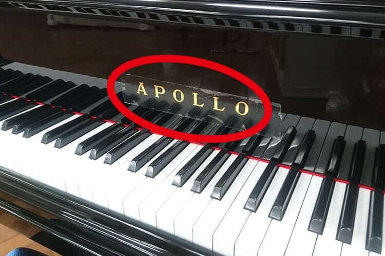 このピアノのブランド名は「アポロ」です