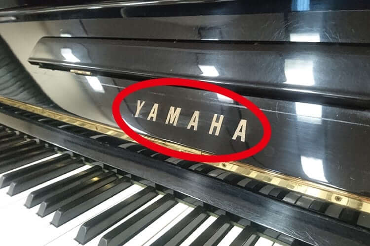 このピアノのブランド名は「ヤマハ」です