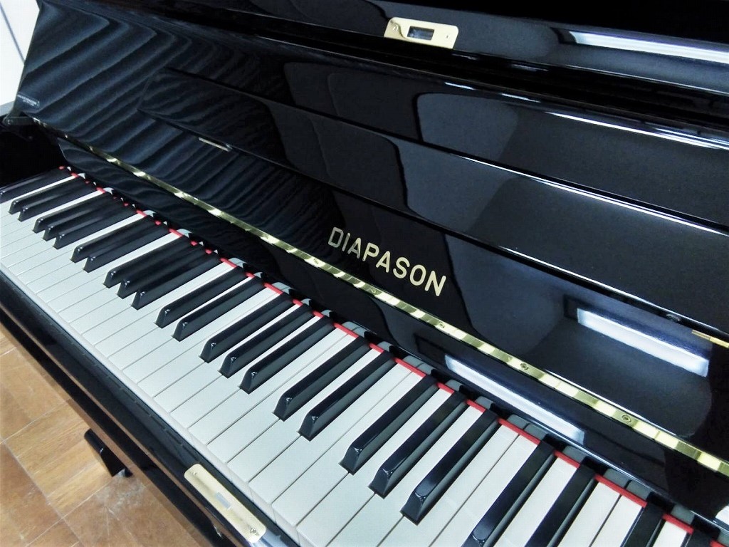 中古ピアノ　DN-58　ブランドマーク・鍵盤