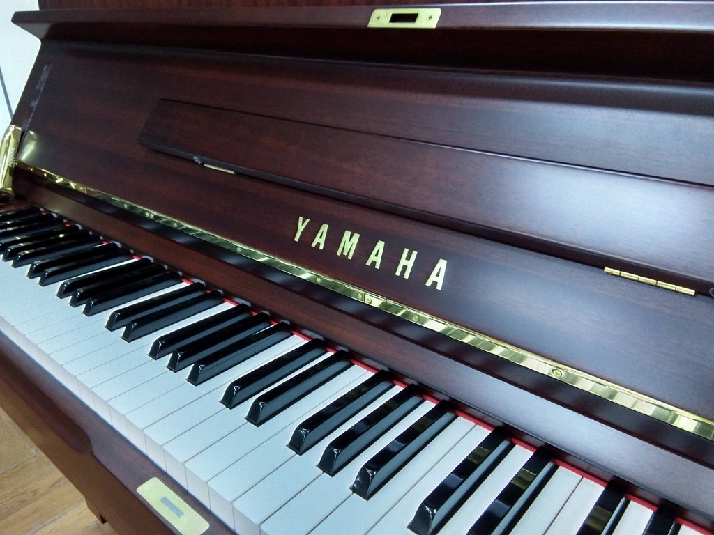 中古ピアノ　U2H　ブランドマーク・鍵盤