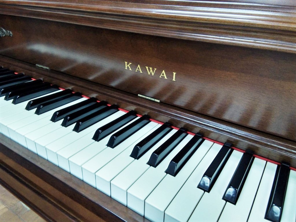 中古ピアノ　Ki60kf　ブランドマーク・鍵盤