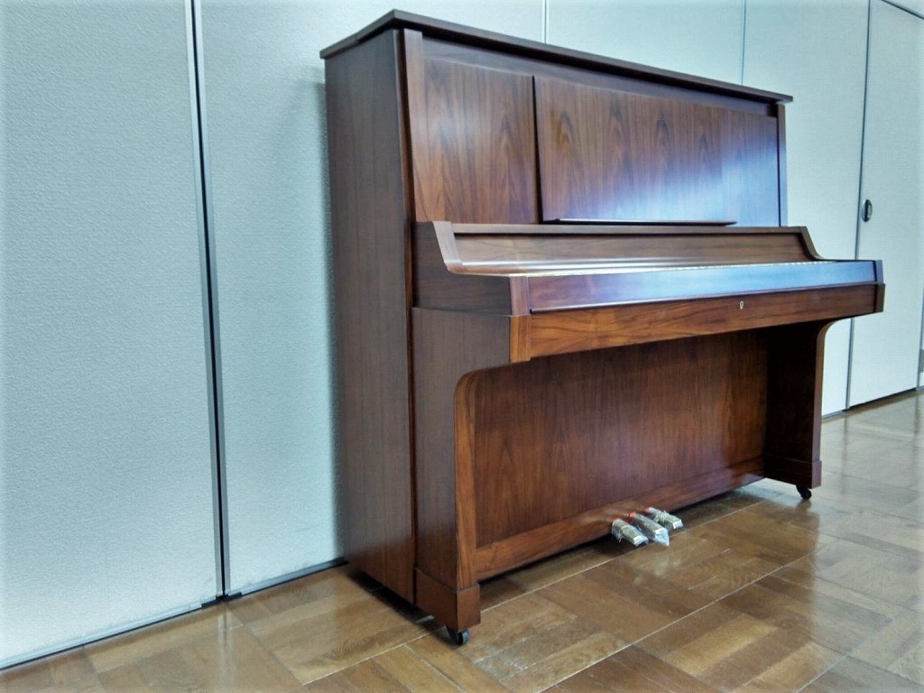 中古ピアノ　ヤマハ W101　全体像２