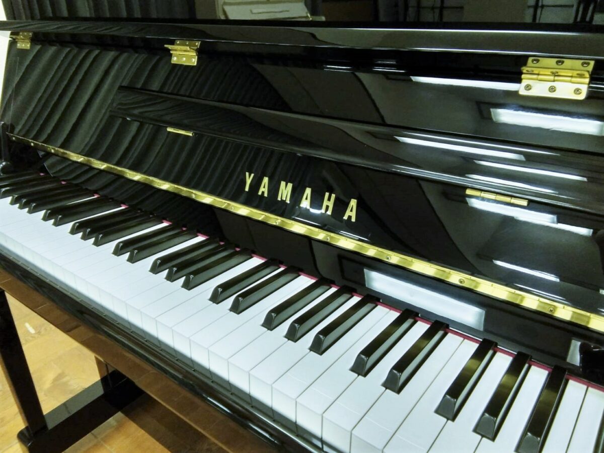 中古ピアノ　ヤマハb113SG2　ブランドマーク