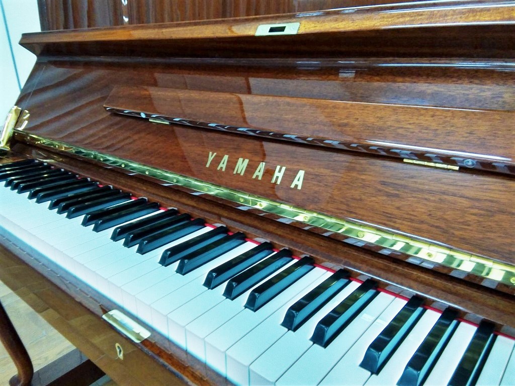 中古ピアノ　W106　ブランドマーク・鍵盤