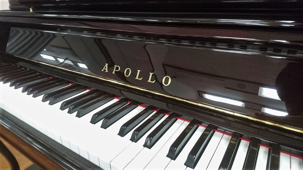 中古ピアノ　アポロ SR-565DM　ブランドマーク