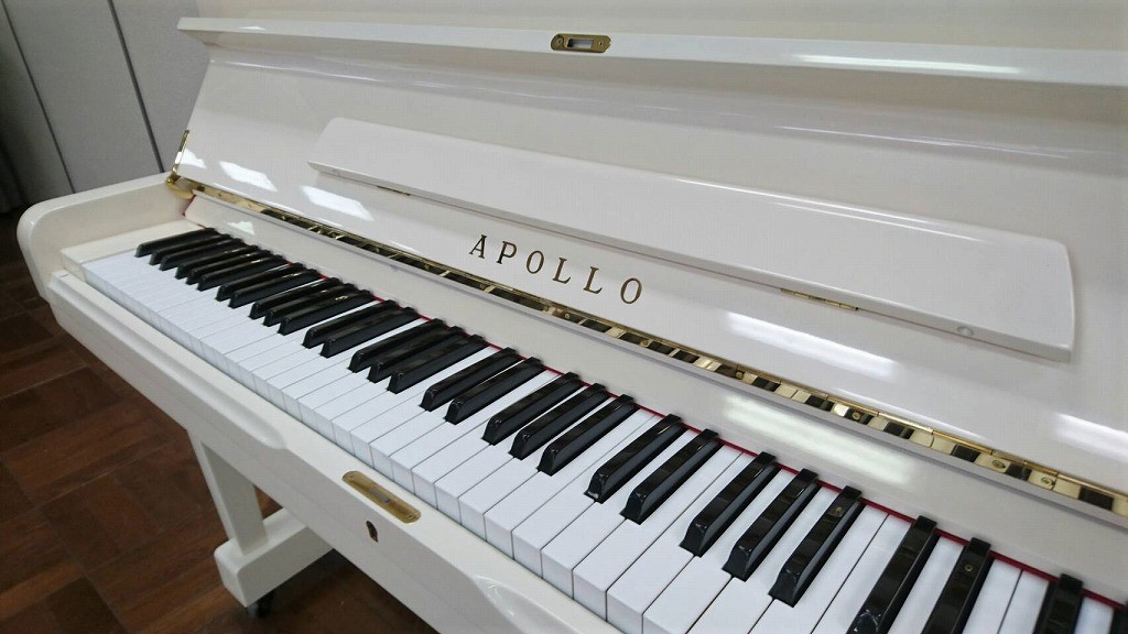 中古ピアノ　アポロ AE-328　ブランドマーク