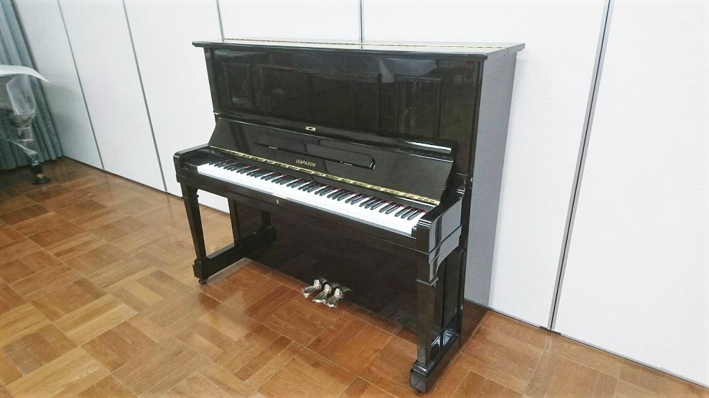 中古ピアノ　132BW　全体像