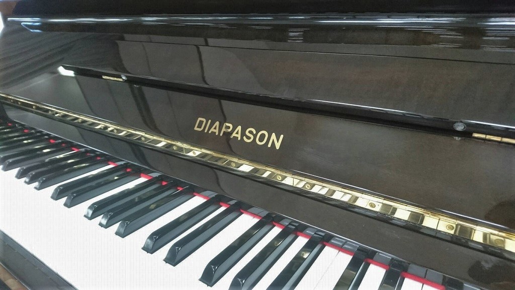 中古ピアノ　132BW　ブランドマーク・鍵盤