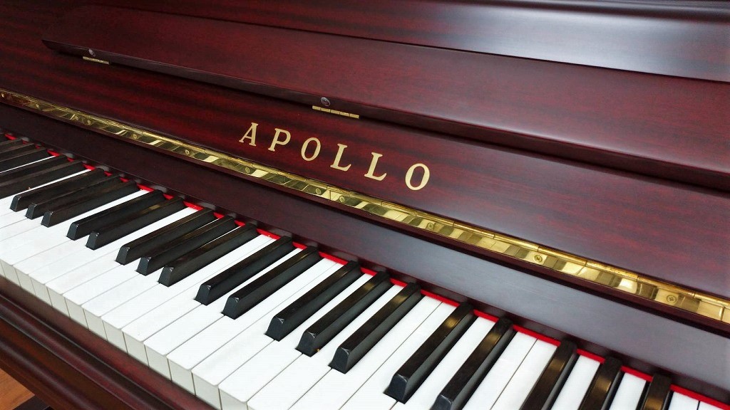 中古ピアノ　アポロ　SR580　ブランドマーク